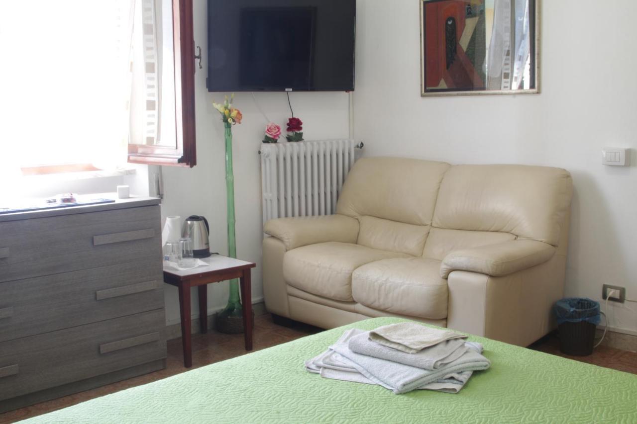 Villa Chiara Affitta Camere Carrare Extérieur photo